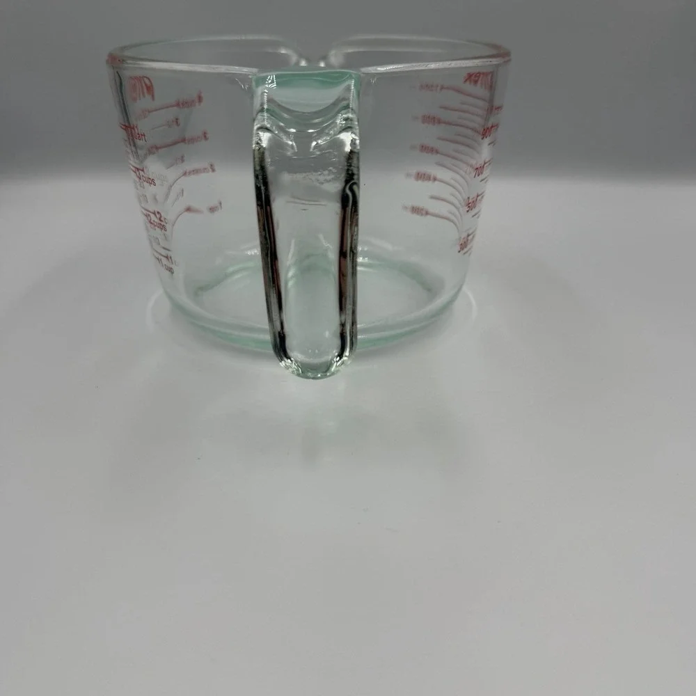 Pyrex 4-Cup 1 Quart Glass Measuring Cup with Red Lettering and Open Handle